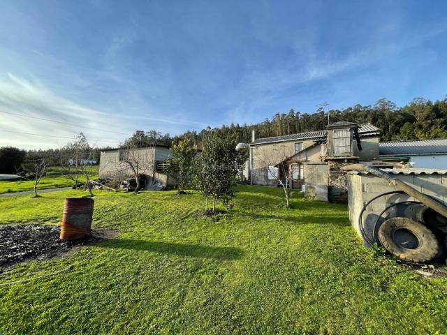 Casa en venta en Moeche. SE VENDE CASA DE PIEDRA PARA REHABILITAR EN MOECHE CON FINCA URBANA DE 2500 M2. Casas.