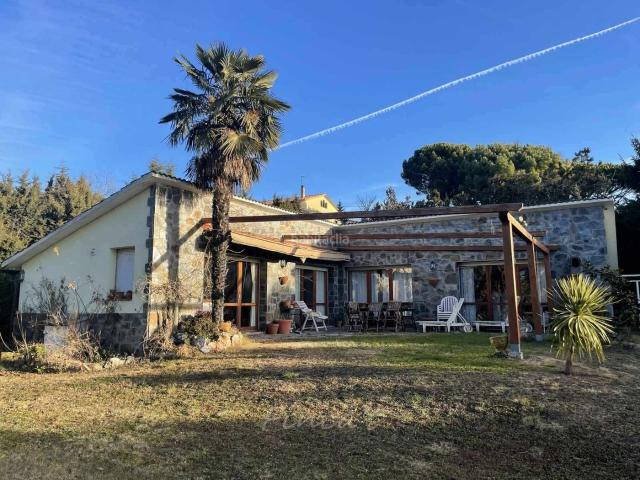Casa en venta en Moià. Casa independiente en una sola planta con gran terreno y vistas en Moià. Casas.