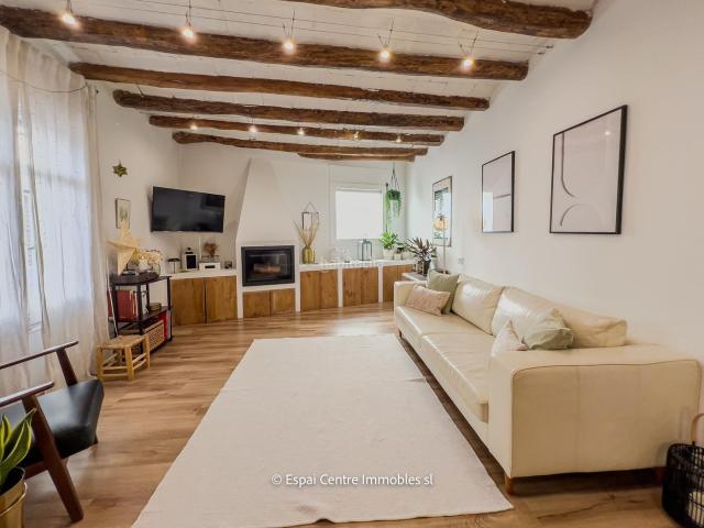 Casa en venta en Molins de Rei. Casa de pueblo reformada con encanto en el corazón de Molins de Rei. Casas Molins de.