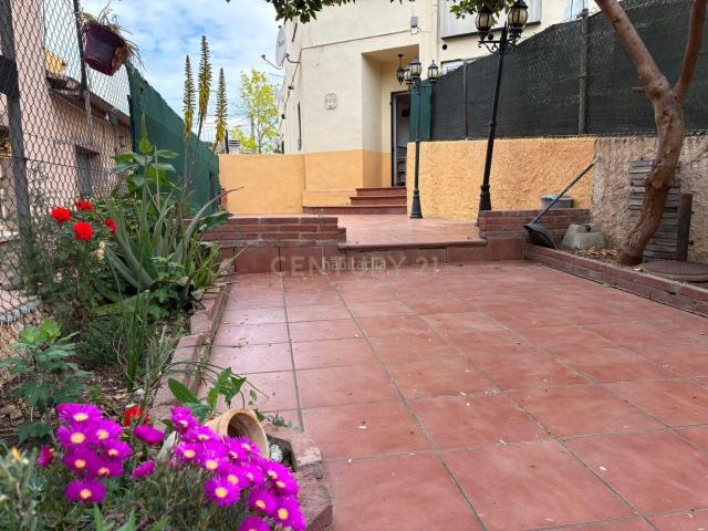Casa en venta en Mollet del Vallès, Barri de Lourdes Gallecs. Amplia casa esquinera con dos terrazas, garaje y excelente ubicación en el Eixample de Parets!. Casas Mollet del.