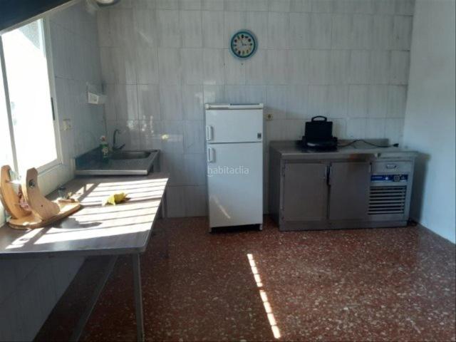 Casa en venta en Monòver. Casa vallada en la ciudad. Casas.