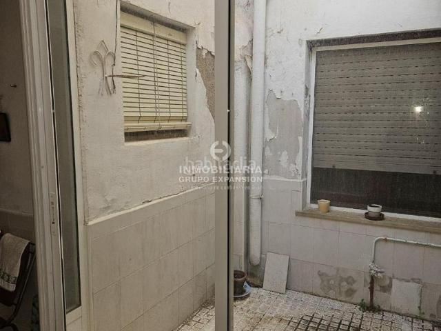 Casa en venta en Monòver. Casa en Monovar muy bien situada en zona centro con muchas posibilidades. Casas.