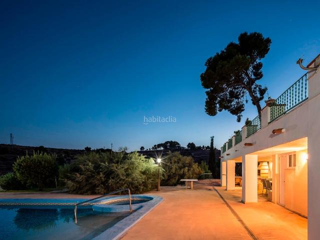 Casa en venta en Monòver. Chalet independiente con piscina, barbacoa, jardines privados con laguna, en parcela madura de 1 ha en Monóvar, Alicante. Esta cas. Casas.
