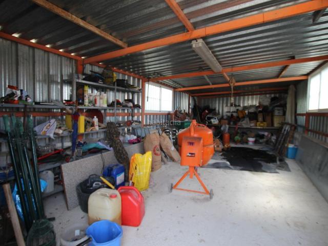 Casa en venta en Monòver. Esta propiedad consta de una parcela de 150000 metros cuadrados, en la que hay numerosos árboles frutales y sombra. Dentro de la p. Casas.
