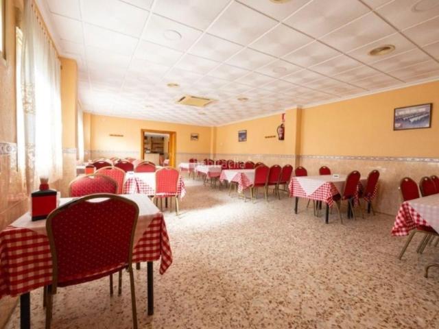 Casa en venta en Monòver. Exclusiva propiedad con vivienda, restaurante y amplio terreno Casa de campo con gran potencial. Casas.