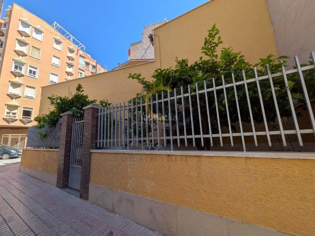 Casa en venta en Monòver. Magnífica casa unifamiliar en esquina con jardín, terraza y múltiples posibilidades. Casas.
