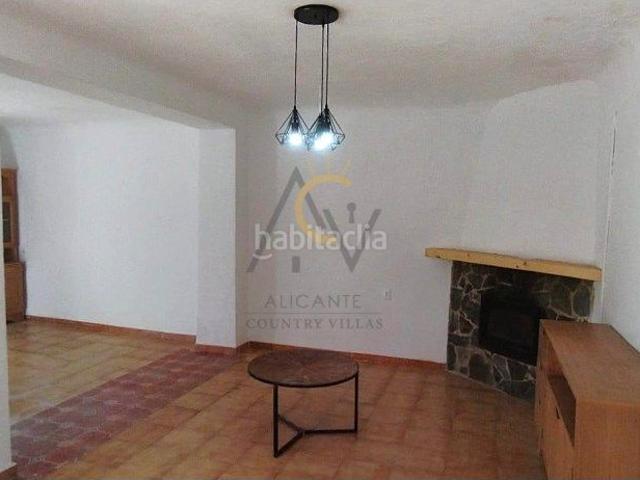 Casa en venta en Monòver. Vivienda luminosa con patio, almacén, terreno y vistas despejadas. Casas.