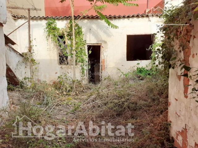 Casa en venta en Moncada. AMPLIA CASA CON DOS TERRAZAS PARA HACER TU HOGAR DE SUEÑO. Casas.