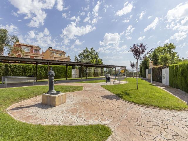 Casa en venta en Moncada. Magnífica Casa Adosada en Urb. Privada en Moncada Masías. Casas.