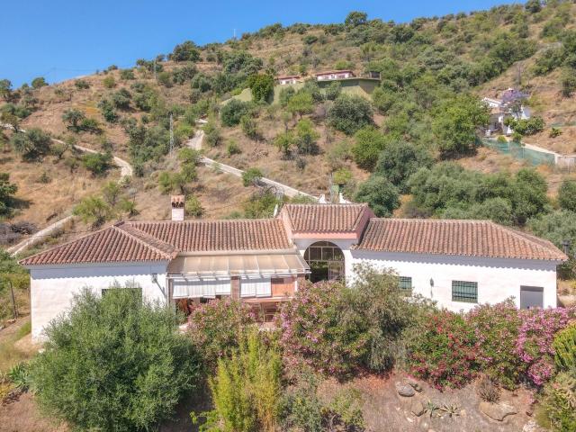 Casa en venta en Monda. Finca rural con una hermosa parcela. Casas.