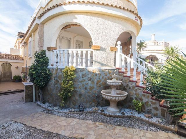 Casa en venta en Monforte del Cid. CHALET PAREADO A UN PASO DEL CAMPO DE GOLF CON 5 HABITACIONES 3 BAÑOS. Casas Monforte del.