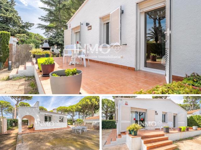 Casa en venta en Mont roig del Camp, Platja de Mont roig Costa Dorada. CASA INDIVIDUAL EN PERFECTO ESTADO CON GRAN PARCELA CON BARBACOA Y POSIBILIDAD DE PISCINA A 400M DEL MAR. Casas Mont roig del.