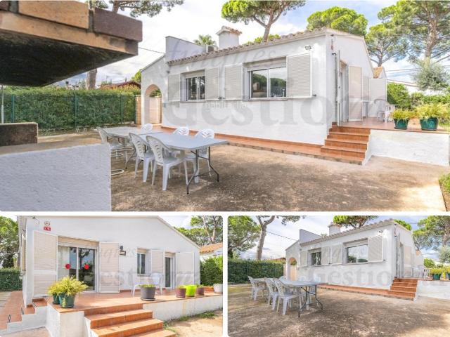 Casa en venta en Mont roig del Camp, Platja de Mont roig Costa Dorada. Casa individual sobre parcela de 490 m2 en Jardines del Paraiso. Casas Mont roig del.