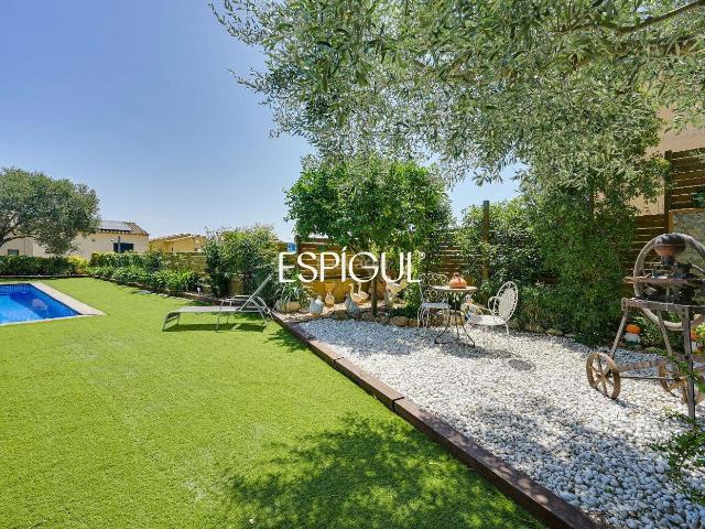 Casa en venta en Mont ras Costa Brava. Exclusiva casa con piscina en Montras. Casas.