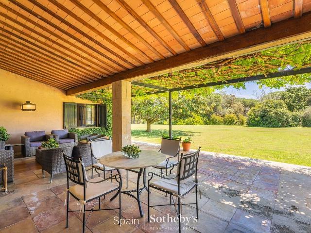 Casa en venta en Mont ras Costa Brava. Finca histórica con torre medieval y jardines en Montràs. Casas.