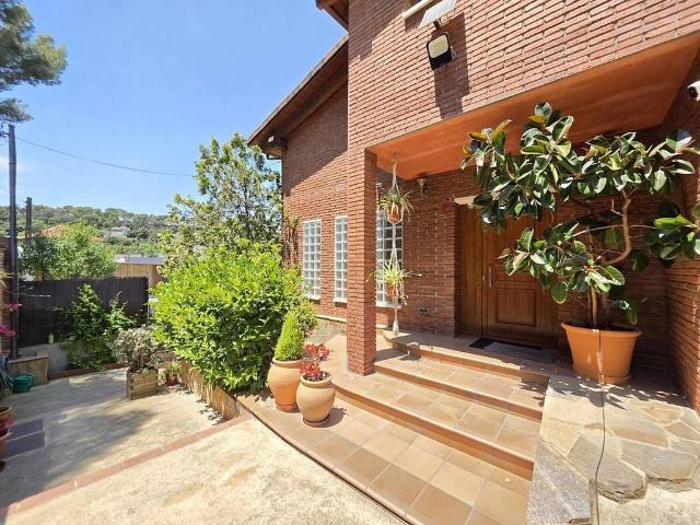 Casa en venta en Montcada i Reixac, de 425 m² 8 habitaciones por 785.000
