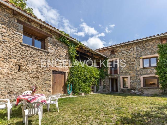 Casa en venta en Montellà i Martinet. Masía rehabilitada con jardín y vistas en Montellà. Casas Montellà i.