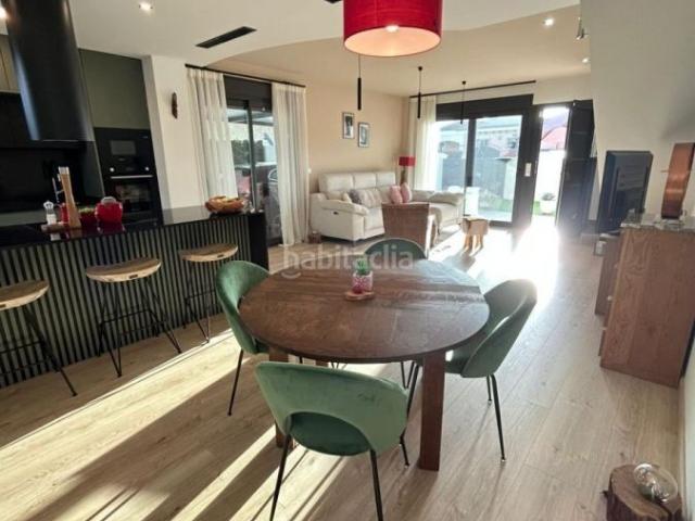 Casa en venta en Montesinos Los. Casa con terraza en la provincia de Alicante, en la localidad de Los Montesinos. 2 habitaciones 112 m² A 8 km del mar. Casas Montesinos.