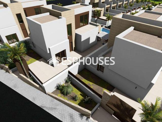 Casa en venta en Montesinos Los. Chalets independientes de 3 dormitorios, 3 baños, con sótano y piscina privada desbordante en Algorfa, Alicante. Casas Montesinos.