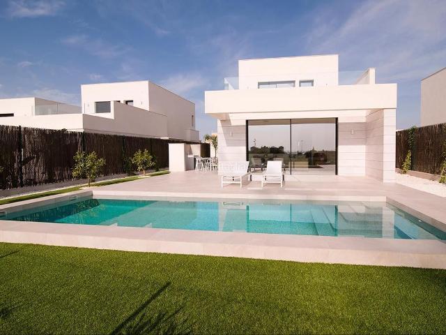 Casa en venta en Montesinos Los. La villa forma parte de un elegante conjunto de 20 villas de lujo, construidas tomando en cuenta cada detalle y con materiales de. Casas Montesinos.