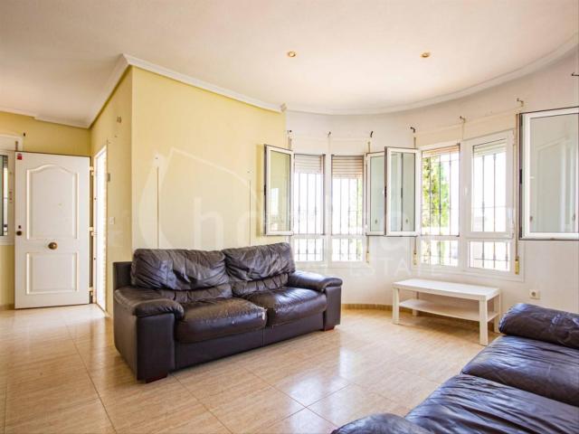Casa en venta en Montesinos Los. Villa independiente con 3 dormitorios y 2 baños a la venta en Urbanización La Herrada Los Montesinos, Alicante. Casas Montesinos.