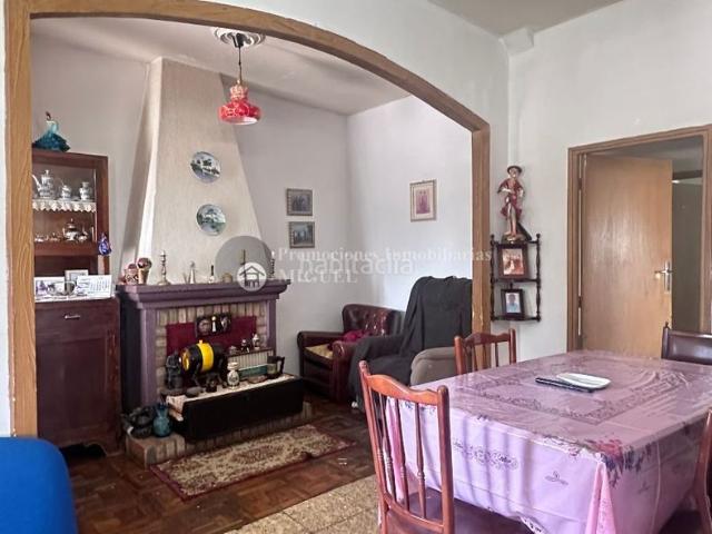 Casa en venta en Monterrei. Casita de planta baja con bonito patio y terreno. Casas.