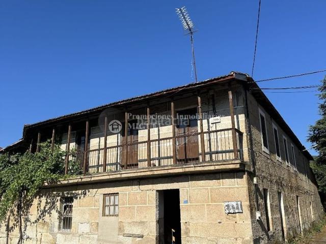 Casa en venta en Monterrei. Gran propiedad de estilo rústico con patio y terreno. Casas.