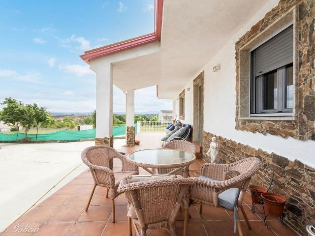 Casa en venta en Monterrei. Oportunidad de negocio licencia de uso turistico. Casas.