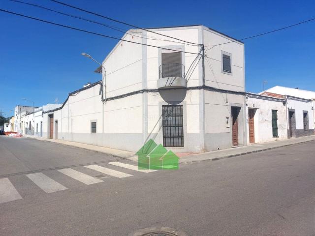 Casa en venta en Montijo. C1061 VENTA DE VIVENDA DE ESQUINA CON SOLARNAVE COLINDANTE EN MONTIJO. ZONA EL VALLE. Casas.