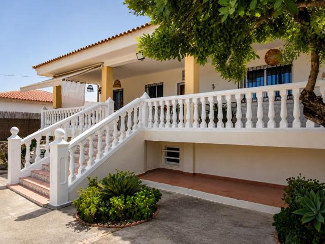Casa en venta en Montroi Montroy. Villa independiente con piscina, jardín mediterráneo y una espectacular terraza cubierta. Casas Montroi.