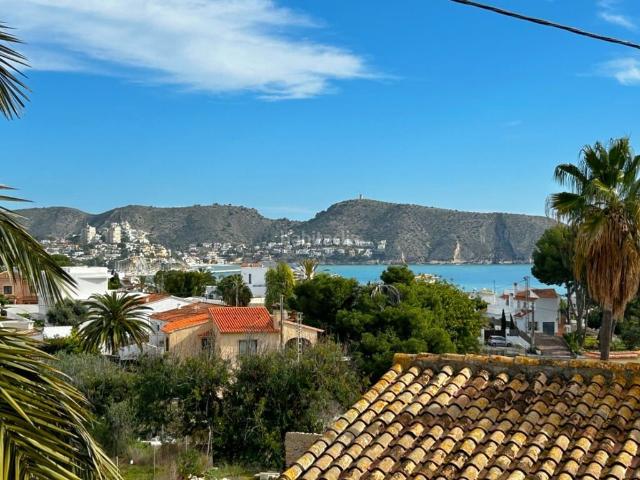 Casa en venta en Moraira, Casco Urbano. Increible Villa con vistas al mar para reformar en Moraira Gran oportunidad de inversion. Casas.