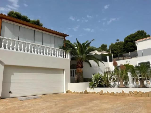 Casa en venta en Moraira, Moravit Cap Blanc. Villa exquisita de tres dormitorios con el encanto mediterráneo en Moraira, con una amplia parcela privada y todas las comodidades. Casas.