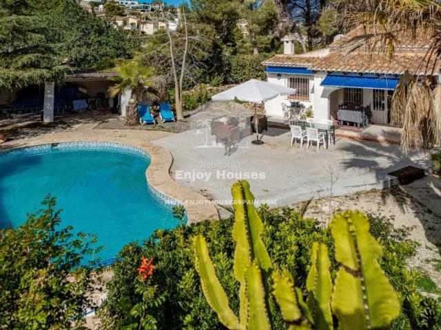 Casa en venta en Moraira, Paichi. Encantadora villa con vistas al mar y piscina en Arnella, Moraira, a poca distancia de El Portet. Casas.