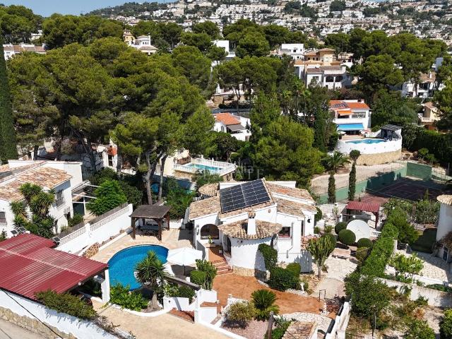 Casa en venta en Moraira, Pinar de Advocat Cometa. La villa ocupa aproximadamente 209 m de superficie construida 200 m utilizables y cuenta con cuatro dormitorios de gran tamaño y c. Casas.