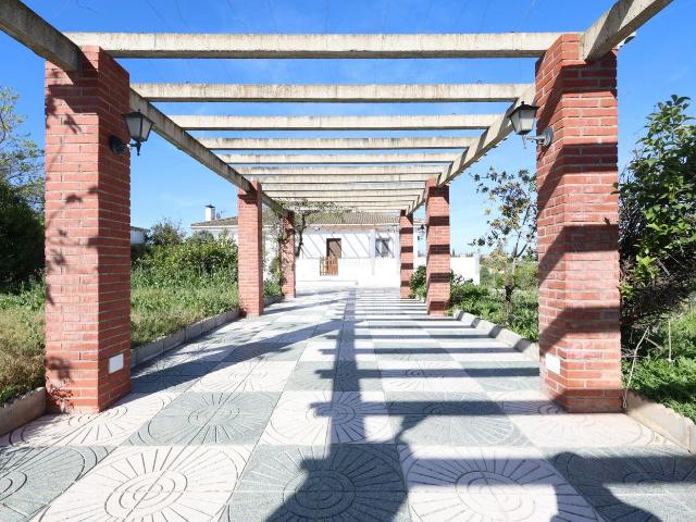 Casa en venta en Moraleda de Zafayona. Casa reformada con piscina en parcela de 2.500 m2 urbano y rústico. Casas Moraleda de.