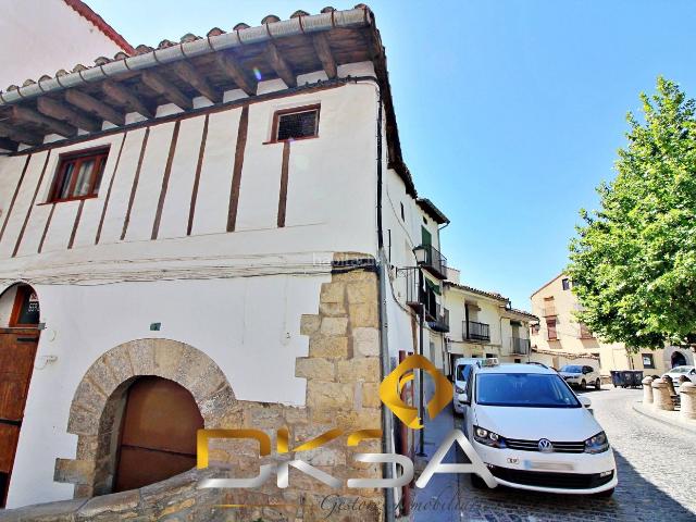 Casa en venta en Morella. Casa esquinera con vistas al castillo para reformar en la plaza Colón de Morella. Casas.