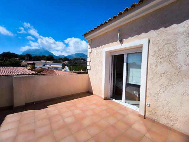 Casa en venta en Nucia la, Barranco Hondo. Chalet independiente con piscina privada en La Nucía. Casas Nucia.