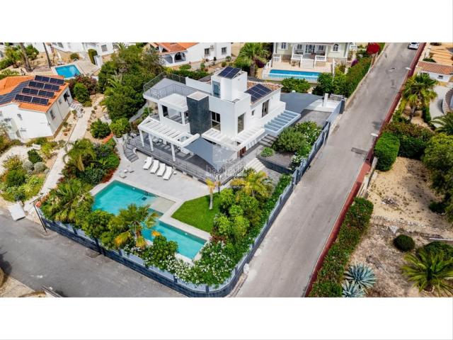 Casa en venta en Nucia la, Coloma. Espectacular villa moderna en este suburbio de La Nucía vistas panorámicas, piscina climatizada y energía solar. Casas Nucia.