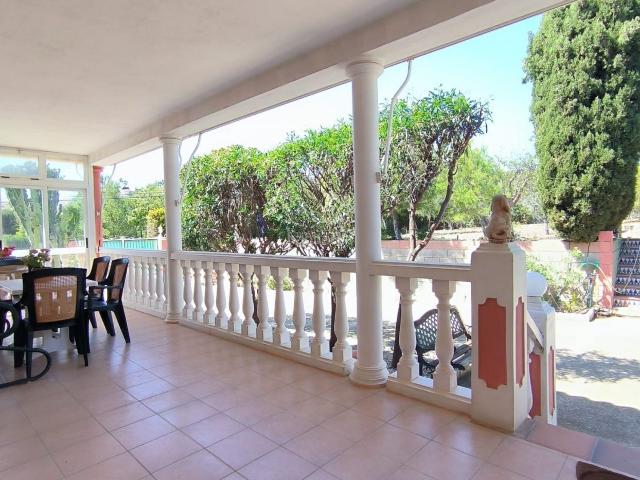Casa en venta en Nucia la, Coloma. Esta fantaacutestica villa de una sola planta se encuentra en una amplia parcela llana y disfruta de una ubicacioacuten privilegia. Casas Nucia.
