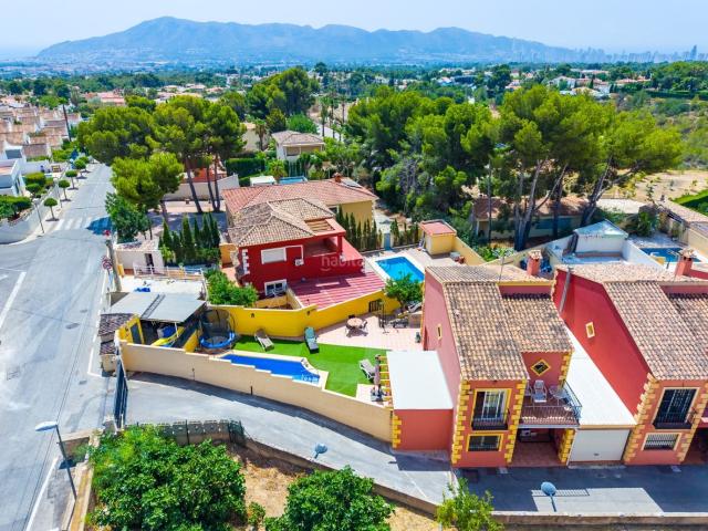 Casa en venta en Nucia la, La Nucia Pueblo. Exclusivo Adosado Esquinero con Piscina Privada y 6 Dormitorios en La NuciacuteaDescubre esta magniacutefica vivienda adosada de e. Casas Nucia.