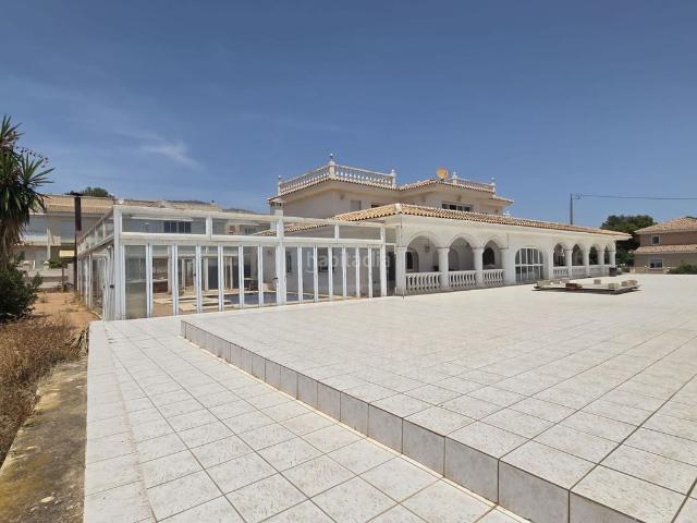Casa en venta en Nucia la, Varadero. Villa con gran parcela urbana y extraordinario potencial de inversión en La Nucia. Casas Nucia.