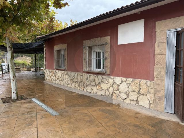 Casa en venta en Nuévalos. Casa con local de hostelería y terraza con vistas al embalse en Nuevalos Zaragoza, InmoGil Gestión. Casas.