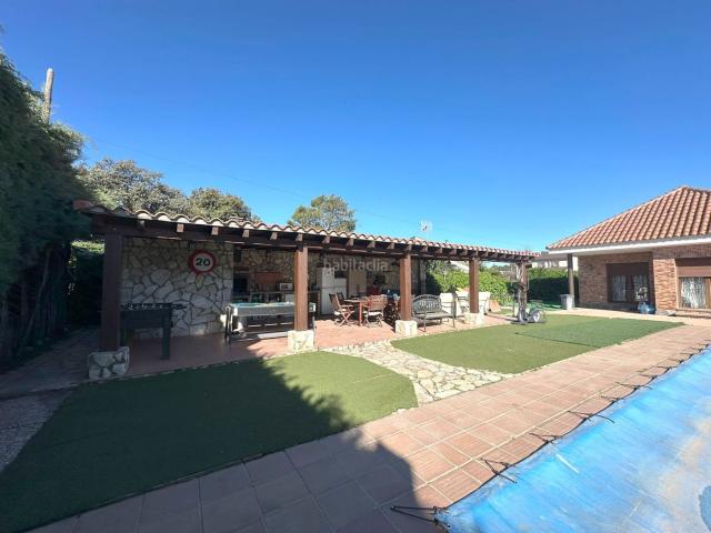 Casa en venta en Nuevo Baztán, Eurovillas. INMOBILIARIA TAGONIA presenta este espacioso y exclusivo chalet unifamiliar independiente situado en la urbanización Eurovillas. Casas Nuevo.