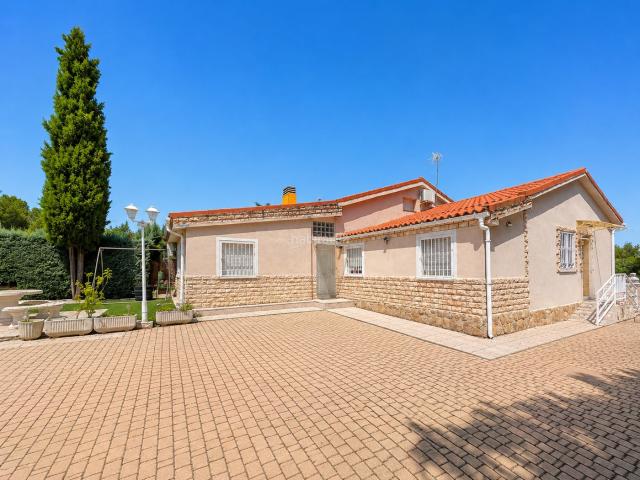 Casa en venta en Nuevo Baztán, Nuevo Baztán Pueblo. INMOBILIARIA TAGONIA pone a la venta, en exclusiva, chalet con parcela de 1.280 m, piscina y amplias zonas exteriores. Casas Nuevo.