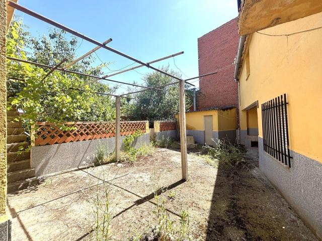 Casa en venta en Navahermosa. Amplia vivienda con garaje, patio y pozo propio en Navahermosa. Casas.