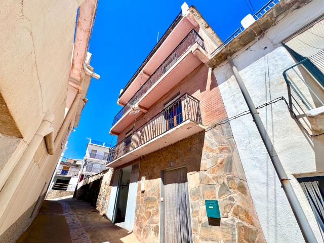 Casa en venta en Nevada. ? Amplia vivienda de 6 dormitorios con garaje y gran solárium en Laroles Nevada Granada. Casas.