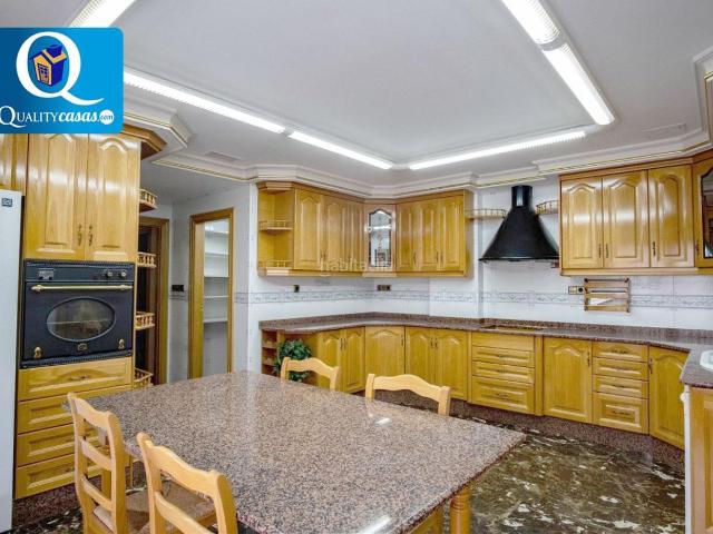 Casa en venta en Novelda. Casa en venta en Novelda, 4 dormitorios. Casas.