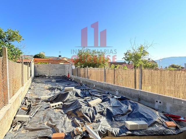 Casa en venta en Ourense, Ventiun. CASA SIN REMATAR CON PARCELA EN PLENO CASCO URBANO DE OURENSE. Casas.