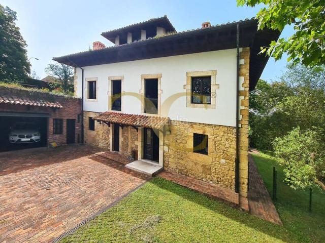 Casa en venta en Oviedo, Buenavista. Propiedad única a un paseo del centro de Oviedo. Casas.
