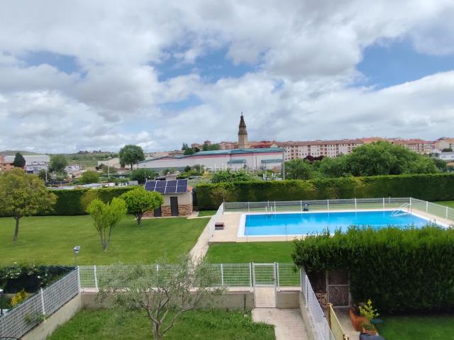 Casa en venta en Oyón Oion. Magnifico unifamiliar en venta con una zona comunitaria muy grande en Oyón. Casas Oyón.